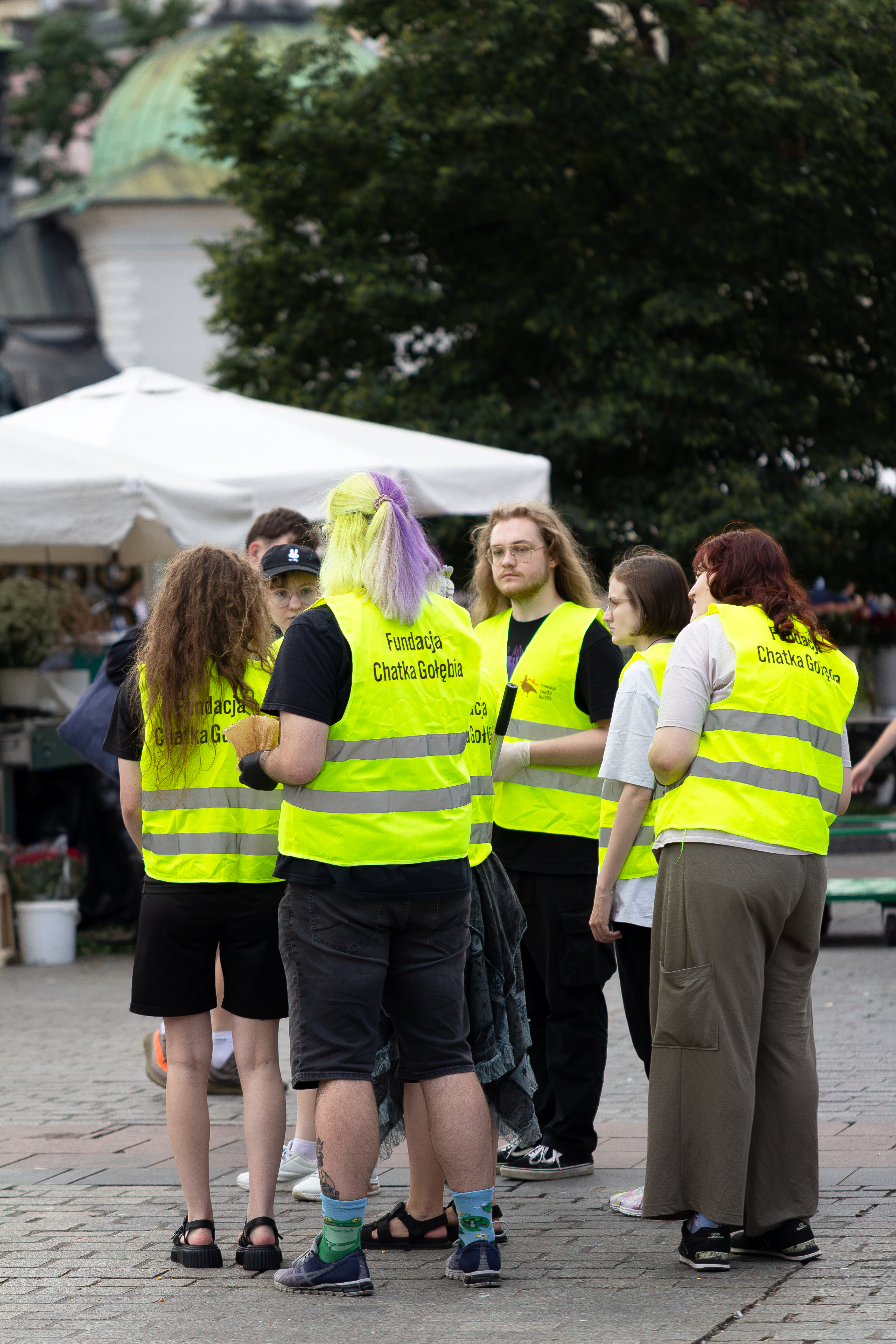 Grupa wolontariuszy na krakowskim rynku