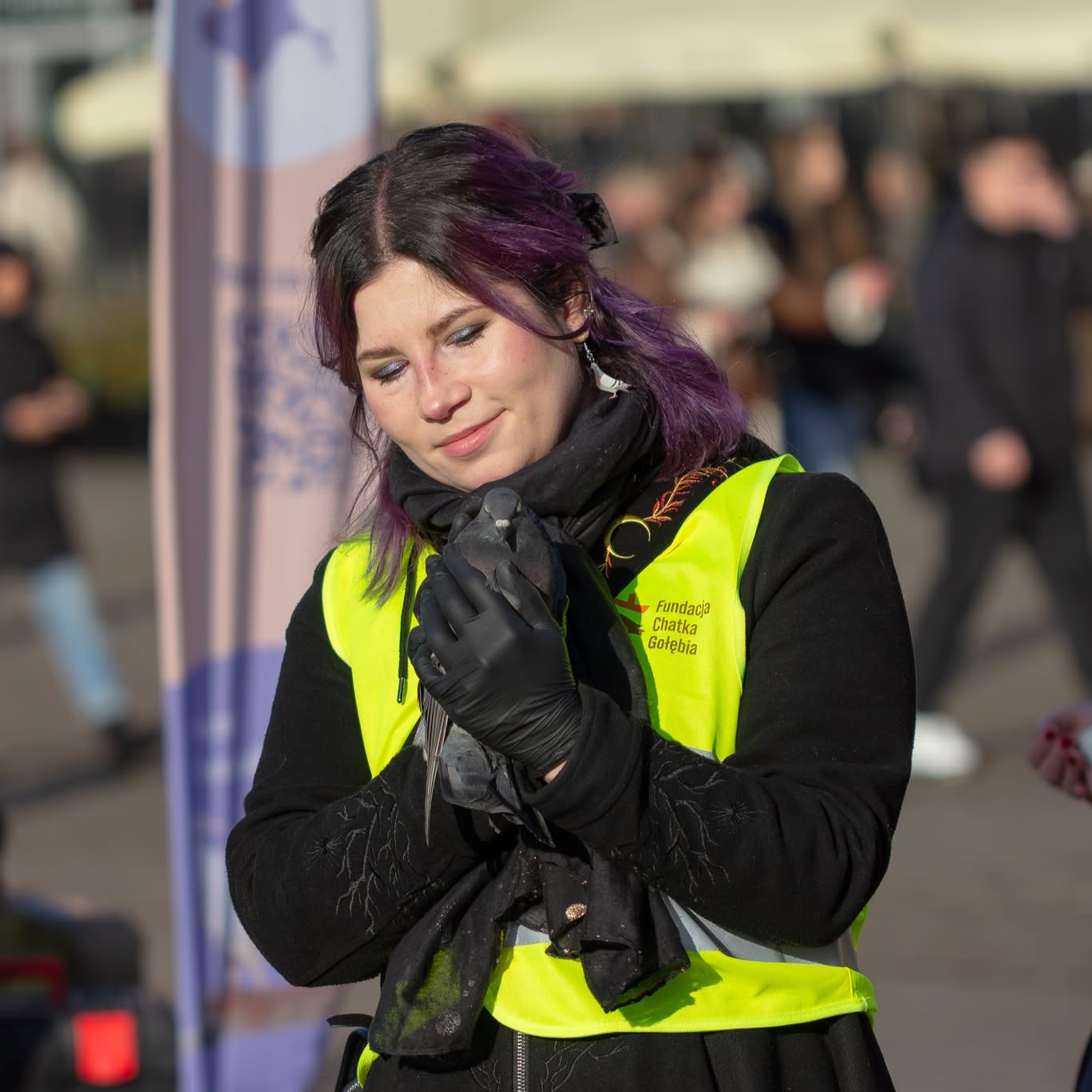 Kobieta ze złapanym gołębiem na Akcji Sznurek.